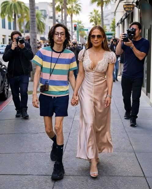 Jennifer Lopez & her 17-year-old lookalike son, Max, were spotted in  Beverly Hills enjoying a day of shopping! 🥰🛍️