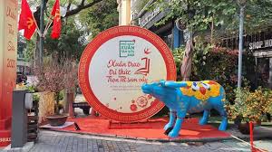 Một số người đi du xuân từ khá sớm, lui tới những khu vực trung tâm thành phố và phố cổ hà nội để chụp ảnh kỷ niệm mừng xuân mới. 4tv8qrplvcdzsm