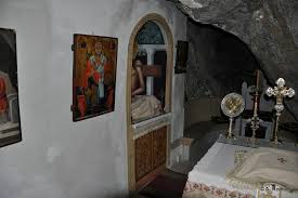 Σήμερα, στη μονή κουδουμά, με τα δύο κύρια μετόχια της, των τριών ιεραρχών στο λουσούδι και του αγίου νικολάου πάνω από το χωριό στέρνες, και τα πολλά της παρεκκλήσια. Ta3idiwtikos Odhgos Krhths Monh Panagias Koydoyma