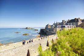 That would be selling it short a bit, because saint malo has more complexity as well. Die Stadtmauern Von Saint Malo Saint Malo Bucht Von Mont Saint Michel Tourismus