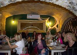 Metti una sera a cena con 40 sconosciuti: via dai social, mega gruppo su  wap - Affaritaliani.it