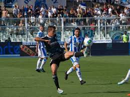 Il mitico gale, oltre ad indossare una maglia del pescara con tanto di stemma del delfino, resta concentrato a testa bassa sul cibo. Calcio Serie B L Entella Pareggia A Pescara 1 1 Genova 24