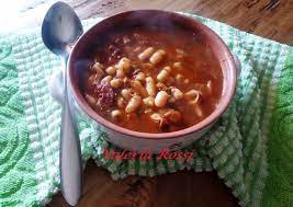 Rimettete le salsicce in padella, girandole per far sì che si insaporiscano con il sugo. Zuppa Di Fagioli Bianchi E Salsiccia Dolci Manie In Cucina