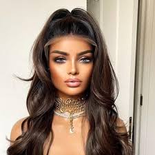 El pelo largo y castaño