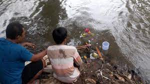 Check spelling or type a new query. Anak Bocahnya Hanyut Sang Ayah Gontai Bawa Bantal Dan Larung Kembang Ke Kali Ciliwung Tribun Bali