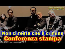 Intanto i due attori progettano di far incontrare i loro vecchi personaggi tv, ovvero il commissario rocco schiavone e l'ispettore marco giallini e alessandro gassman insieme al regista di beata ignoranza, massimiliano bruno. Non Ci Resta Che Il Crimine Conferenza Con Gassman Giallini Leo Tognazzi Pastorelli Youtube
