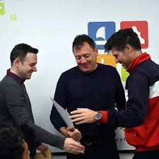 DESAYUNO CON EL INTENDENTE En el día de ayer Nuestro equipo de Tenis sub  16/18 y el Profe Luis Simonetti fueron invitados, a través de la secretaria  de deportes, a desayunar junto