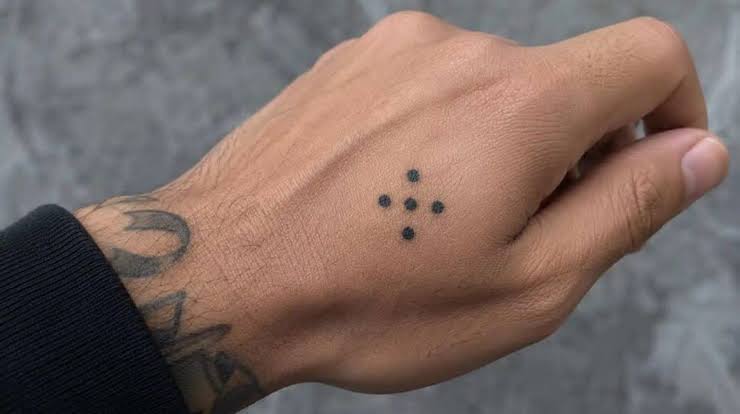 O significado nada inocente por trás da tatuagem de cinco pontos na mão de  alguém