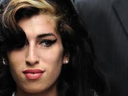 She is an actress and writer, known for disaster movie (2008), madtv (1995) and meet the spartans (2008). Amy Winehouse Stundenlag Tot Im Bett