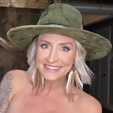 Stephanie Hickey's Instagram, Twitter & Facebook