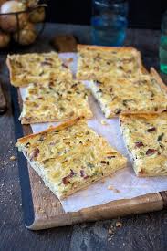 Herzhafter Zwiebelkuchen Mit Fruhlingszwiebeln Und Thymian Zwiebelkuchen Lebensmittel Essen Essen Und Trinken