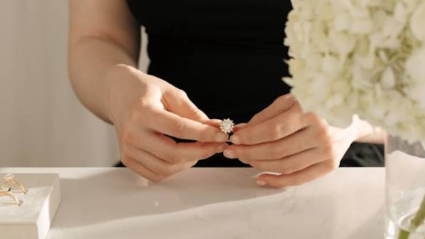 All About The Glamorous Halo Setting | Cullen US