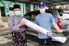 Datuk lee chong wei db pjn amn dcsm dspn is a malaysian former badminton player. Chong Wei Beri Sumbangan Kepada Masjid