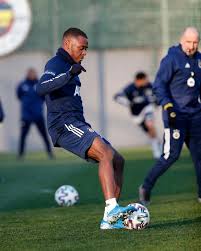 He is 22 years old from nigeria and playing for fenerbahçe in the turkey süper lig (1). Bright Osayi Samuel Bei Seinem 1 Super Lig International Facebook