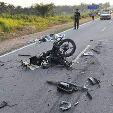 Dua orang maut akibat daripada kemalangan ini. 20 Orang Maut Di Jalan Raya Setiap Hari Jkjr