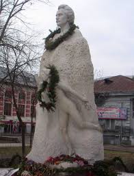 Poetul mihai eminescu, iar n dreapta i stnga sa ntruparea alegoric a filozofiei i a iubirii (filozoful i femeia). Statuia Lui Mihai Eminescu VandalizatÄ Din Nou ViaÅ£a LiberÄ GalaÅ£i