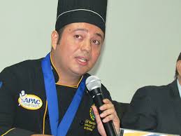 Cocineros y estudiante de oro