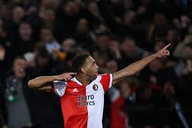 Il trentunenne nel mezzo di una seduta ha tolto la fascetta e ha liberato i suoi capelli, che sono davvero lunghissimi. Asso Rade Krunic Sportellate It