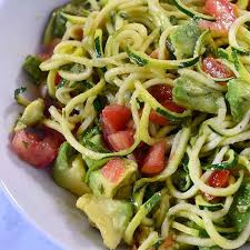 Sofia Bronzato On Instagram Spaghetti Di Zucchine Avocado Pomodorini Aglio Olio Zucchini Noodles Salad Recipe Avocado Tomato Salad Avocado Salad Recipes