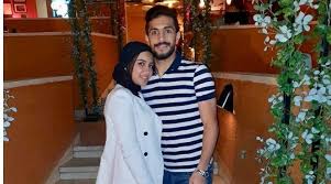 أشرف مروان هو سياسي ورجل أعمال مصري، وزوج منى جمال عبد الناصر ابنة الرئيس المصري الأسبق جمال عبد الناصر. Ø²ÙˆØ¬Ø© Ø£ÙŠÙ…Ù† Ø£Ø´Ø±Ù ØªØ®Ø±Ø¬ Ø¹Ù† ØµÙ…ØªÙ‡Ø§ ÙˆØªØ±Ø¯ Ø¹Ù„Ù‰ Ø§ØªÙ‡Ø§Ù…Ù‡ Ø¨Ø§Ù„ØªØ­Ø±Ø´ ÙˆØ¹Ø§Ø±Ø¶Ø© Ø§Ù„Ø£Ø²ÙŠØ§Ø¡ ØªØ¹Ù„Ù† Ø¯Ù„ÙŠÙ„ Ø¨Ø±Ø§Ø¡Ø© Ù†Ø¬Ù… Ø§Ù„Ø£Ù‡Ù„ÙŠ ØµÙˆØ±
