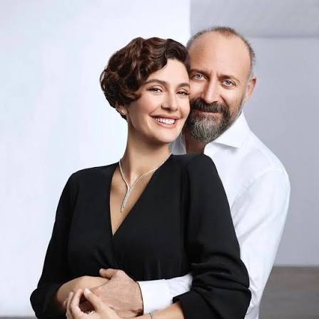 Bergüzar Korel ile Halit Ergenç bu yıl İstanbul'a dönüş yaptı 📍Ünlü oyuncu çift #BergüzarKorel ile #HalitErgenç geçen yıllarda 3 çocuğunun eğitimi için İngiltere'ye taşınmıştı. 📍Londra'da aldıkları evi ünlü bir mimarın ellerine teslim
