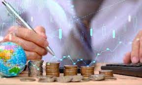 economizando dinheiro de moedas de pilha com tabelas e gráficos. finanças,  contas, estatísticas, economia de dados de pesquisa analítica, negociação  em bolsa de valores e conceito de negócios 2761064 Foto de stock