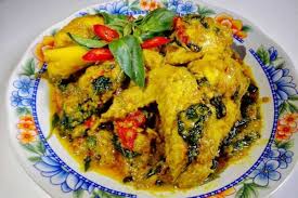 1/2 kg ayam (masih lengkap dengan tulangnya) · 1 buah serai (boleh dirajang/potong sekitar 2 cm) · 1 lembar daun salam · 2 lembar daun jeruk, di. Resep Tumis Ayam Kemangi Pedas Yang Gurih Bikin Nagih