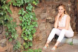 Ergüder was born on 15 july 1977 in istanbul, turkey. Canan Erguder Kendimi Cok Guzel Doverim Yasam