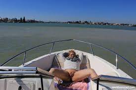 Alexandra nackt auf dem Boot - FKK Bilder und Fotos