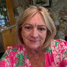 What paint color recommendations are suitable for a bar/lounge room with a  new rug and green chairs?