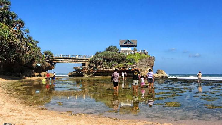 Pantai Kukup wisata memancing dan aktivitas nelayan lokal