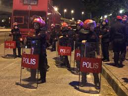 Lima individu mengaku tidak bersalah di mahkamah majistret petaling jaya hari ini atas satu pertuduhan berada di kawasan rusuhan dan memiliki senjata di kuil sri maha mariamman usj25 seafield. Sultan Kedah Dan Perdana Menteri Lawat Mangsa Rusuhan Kuil Sri Maha Mariamman Di Institut Jantung Negara