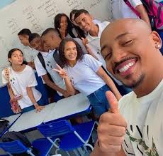 Com os alunos do Colégio Estadual Stuart Edgar Angel Jones, os melhores…  Amo estar com eles, porque além de terem sede de conhecimento, sabem ouvir  meus conselhos e me tratam com muito respeito e ...