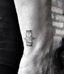 20 Tiny Minimalistic Tattoos That You Can Wear Like Jewelry Minimalistische Tatowierungen Tattoos Manner Und Mini Tattoos