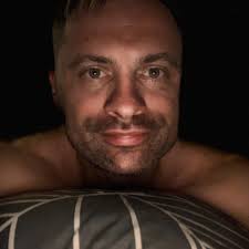 Pobiedziska, województwo wielkopolskie. Bandyta atakuje policjantkę nożem w  głowę, następnie w korpus. Drugi policjant