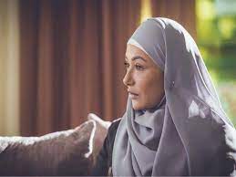ليلى علوي ممثلةٌ مصريةٌ بدأت مشوارها الفني عندما كانت في السابعة من عمرها حيثُ عملت في الإذاعة والتلفزيون وشاركت في كثيرٍ من برامج الأطفال مثل عصافير الجنة، ثم درست إدارة أعمال في جامعة عين شمس. Ø¨Ø§Ù„ØµÙˆØ± Ø­Ø¬Ø§Ø¨ Ù„ÙŠÙ„Ù‰ Ø¹Ù„ÙˆÙŠ ÙŠØ®Ø·Ù Ø§Ù„Ø£Ù†Ø¸Ø§Ø± ÙÙŠ Ø§Ù„ØªØ§Ø±ÙŠØ® Ø§Ù„Ø³Ø±ÙŠ Ù„ÙƒÙˆØ« Ù…ØµØ±Ø§ÙˆÙ‰