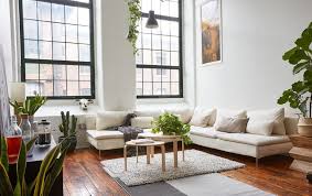 Sejour Monochrome Caracterise Par Des Plafonds Hauts Et De Grandes Fenetres Wohnung Renovierung Wohnzimmer Dekor Wohungsdekoration