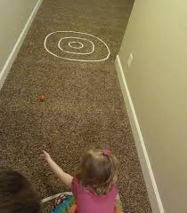 Juegos tradicionales son los juegos que desde muchísimo tiempo atrás siguen perdurando, pasando de generación en generación, siendo trasmitidos de abuelos a padres y de éstos a sus hijos y así sucesivamente, sufriendo quizás algunos cambios, pero manteniendo su esencia. Inventar Juegos Dentro De Casa Con Cinta Adhesiva
