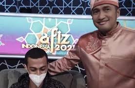 Irfan hakim bercerita tentang dirinya pernah diberi uang oleh anaknya yaitu aisha sebesar 80rb, dan ketika ditanya alasannya. Jadi Juri Hafiz Anak Syekh Ali Jaber Berkaca Kaca Duduk Di Kursi Ayah Matamata Com