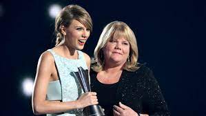 Dolly Parton Applauds Taylor Swift For The Singer S Donation To Her Smoky Mountain Fund