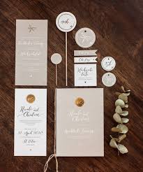 Edle Papeterie Grau Gold Mit Siegelstempel Anmut Und Sinn Eventstyling Dekoverleih Floristik Papeterie Hochzeitseinladungen Diy Siegelstempel Papeterie Hochzeit