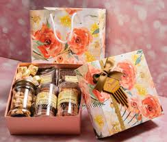 Amazing Looking Gift Boxes With Carry Bags For Diwali Gifting Season 2018 Place Your Orders With Bu Diwali Gift Hampers Diwali Gift Box Diy Diwali Decorations
