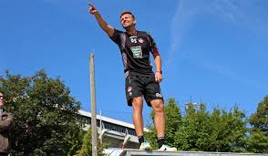 Er ist verheiratet und hat zwei söhne, von denen einer, sandro, ebenfalls in der profimannschaft des sk sturm graz spielt. Schafer Ich Erwarte Dass Der Betze Brennt Und Bebt Der Betze Brennt