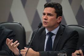 Sérgio moro hoje eu não confiaria nem para varrer o chão, é capaz de esconder o lixo em algum canto (debaixo do tapete) e dizer que limpou, varrer o chão é trabalho para pessoas honestas. Sergio Moro Discutira Com Bolsonaro Vetos A Partes Do Projeto Anticrime Portal Correio