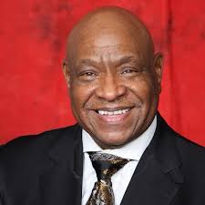 Hommage au Vicaire Neville Smith : Un Pionnier de la Réforme Chrétienne en  Bermudes