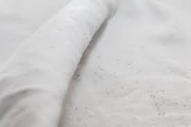 Χρήσιμοι, δροσεροί, φυσικοί τρόποι για να απαλλαγείτε από τη μούχλα στα ρούχα