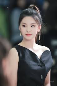 Both yeji and hyunjin have 'hwang' as their surname. Here Are 8 Pairs Of Idols Who Look Like Brother And Sister Kissasian