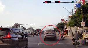 BIẾT TIN KHÔNG CÓ THƯỞNG TẾT 3 nhân viên thay nhau mượn xe sếp, vượt đèn đỏ tổng cộng 1062 lần trong 5 ngày 🥴🚦