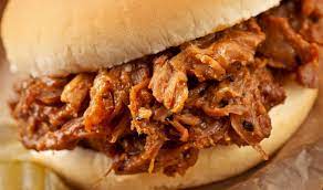 La porchetta dà il meglio di sè mangiata calda, anche per la questione del punto precedente, cioè più è calda e più il grasso viene assorbito dal pane. Panino Con La Porchetta La Ricetta In 10 Varianti Aia Food