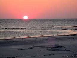 Als sonnenuntergang wird das verschwinden der sonne unter dem horizont bezeichnet wie auch der zeitpunkt ihres untergangs im täglichen sonnenlauf sowie die himmelserscheinung als solche mit all ihren phänomenen. Sonnenuntergang Am Kniepsand Von Amrum